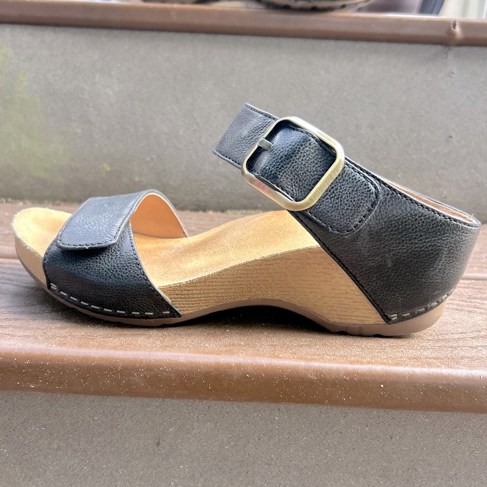 Dansko Black Tanya Women’s Leather Strappy Buckle Tanya Wedge Slide Sandals 38